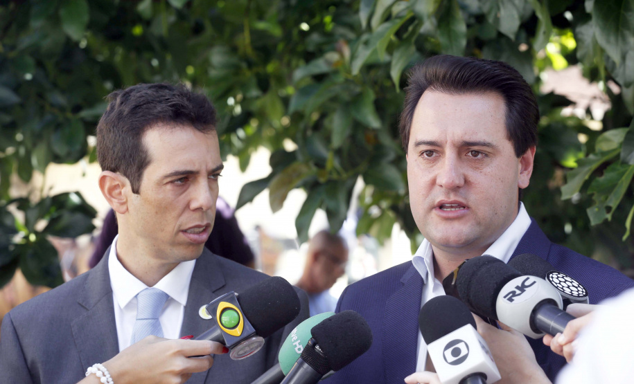 NOVAS DIRETRIZES DA EDUCAÇÃO FORAM APRESENTADAS AO GOVERNADOR. O governador Carlos Massa Ratinho Junior, acompanhou a apresentação das diretrizes de trabalho da nova gestão para a Educação, em encontro com o secretário Renato Feder e funcionários da Secretaria de Educação e do Esporte.Curitiba, 17-01-19.Foto: Arnaldo Alves / ANPr.