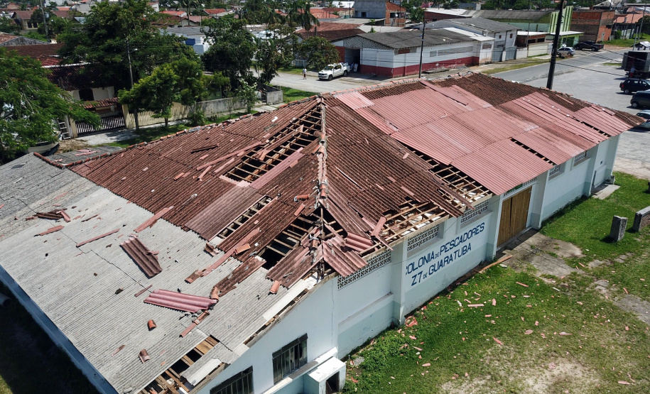 O secretário de Estado de Segurança Pública, Luiz Carbonell, esteve em Guaratuba, no Litoral do Paraná, nesta quinta-feira (17) para avaliar os estragos causados pelo temporal que atingiu a região na quarta-feira e confirmar ações de apoio às pessoas afetadas.  -  Guaratuba, 17/01/2019  -  Foto: José Fernando Ogura/ANPr