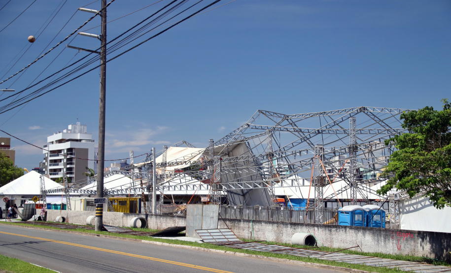O secretário de Estado de Segurança Pública, Luiz Carbonell, esteve em Guaratuba, no Litoral do Paraná, nesta quinta-feira (17) para avaliar os estragos causados pelo temporal que atingiu a região na quarta-feira e confirmar ações de apoio às pessoas afetadas.  -  Guaratuba, 17/01/2019  -  Foto: José Fernando Ogura/ANPr