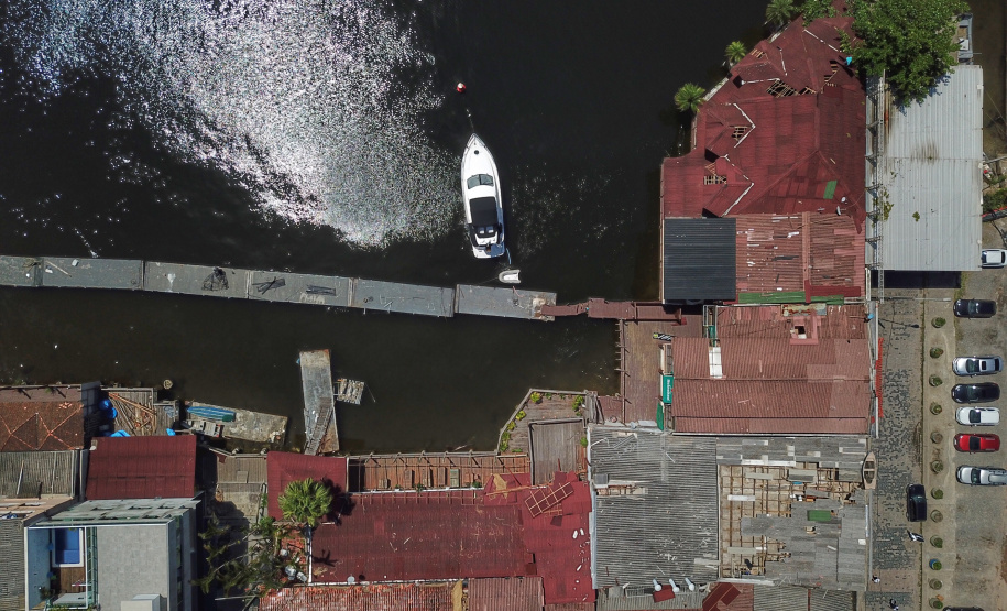 O secretário de Estado de Segurança Pública, Luiz Carbonell, esteve em Guaratuba, no Litoral do Paraná, nesta quinta-feira (17) para avaliar os estragos causados pelo temporal que atingiu a região na quarta-feira e confirmar ações de apoio às pessoas afetadas.  -  Guaratuba, 17/01/2019  -  Foto: José Fernando Ogura/ANPr