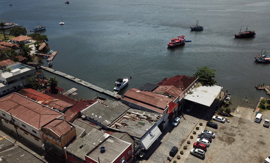 O secretário de Estado de Segurança Pública, Luiz Carbonell, esteve em Guaratuba, no Litoral do Paraná, nesta quinta-feira (17) para avaliar os estragos causados pelo temporal que atingiu a região na quarta-feira e confirmar ações de apoio às pessoas afetadas.  -  Guaratuba, 17/01/2019  -  Foto: José Fernando Ogura/ANPr