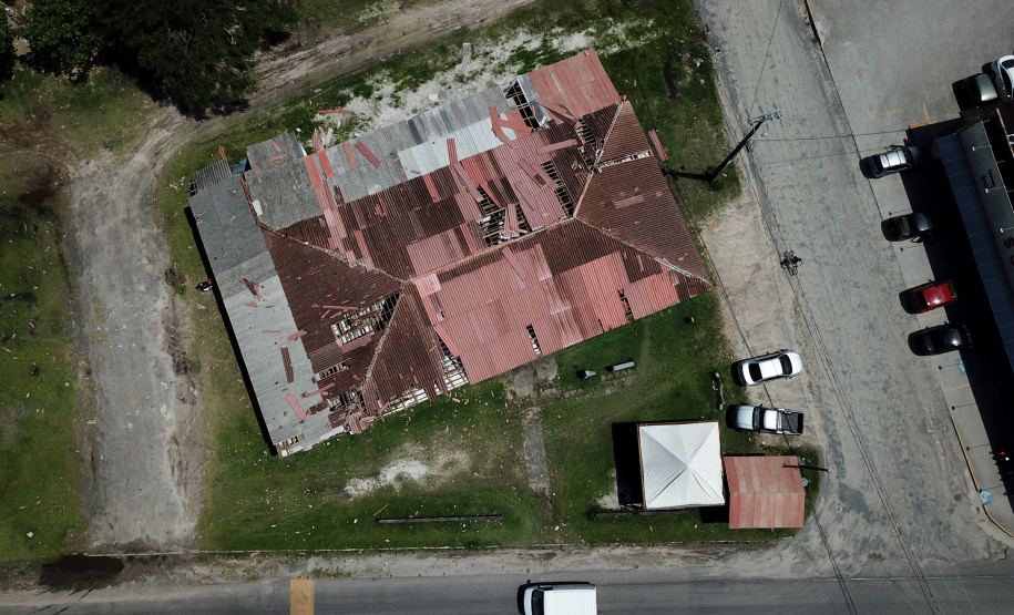 O secretário de Estado de Segurança Pública, Luiz Carbonell, esteve em Guaratuba, no Litoral do Paraná, nesta quinta-feira (17) para avaliar os estragos causados pelo temporal que atingiu a região na quarta-feira e confirmar ações de apoio às pessoas afetadas.  -  Guaratuba, 17/01/2019  -  Foto: José Fernando Ogura/ANPr