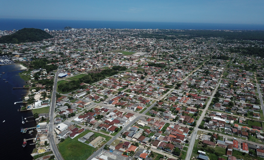 O secretário de Estado de Segurança Pública, Luiz Carbonell, esteve em Guaratuba, no Litoral do Paraná, nesta quinta-feira (17) para avaliar os estragos causados pelo temporal que atingiu a região na quarta-feira e confirmar ações de apoio às pessoas afetadas.  -  Guaratuba, 17/01/2019  -  Foto: José Fernando Ogura/ANPr