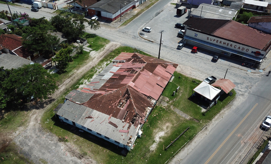 O secretário de Estado de Segurança Pública, Luiz Carbonell, esteve em Guaratuba, no Litoral do Paraná, nesta quinta-feira (17) para avaliar os estragos causados pelo temporal que atingiu a região na quarta-feira e confirmar ações de apoio às pessoas afetadas.  -  Guaratuba, 17/01/2019  -  Foto: José Fernando Ogura/ANPr
