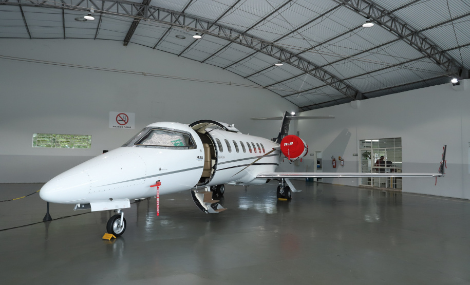 O governador Carlos Massa Ratinho Junior entregou nesta quinta-feira (17) a aeronave que ficava à disposição do poder executivo e ficava baseada em um hangar no Aeroporto do Bacacheri. O término do uso do avião vai gerar uma economia de R$ 4,5 milhões por ano aos cofres públicos.  -  Curitiba, 17/01/2019  -  Foto: Rodrigo Félix Leal