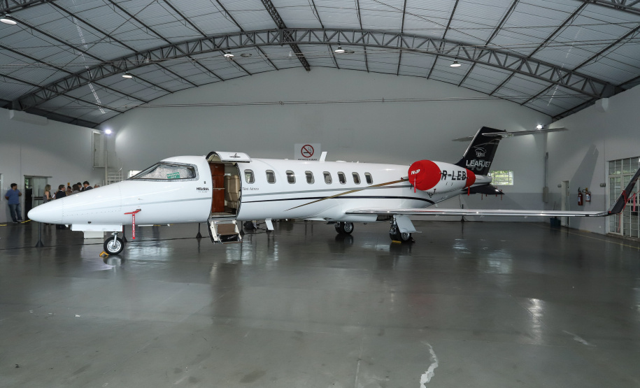 O governador Carlos Massa Ratinho Junior entregou nesta quinta-feira (17) a aeronave que ficava à disposição do poder executivo e ficava baseada em um hangar no Aeroporto do Bacacheri. O término do uso do avião vai gerar uma economia de R$ 4,5 milhões por ano aos cofres públicos.  -  Curitiba, 17/01/2019  -  Foto: Rodrigo Félix Leal