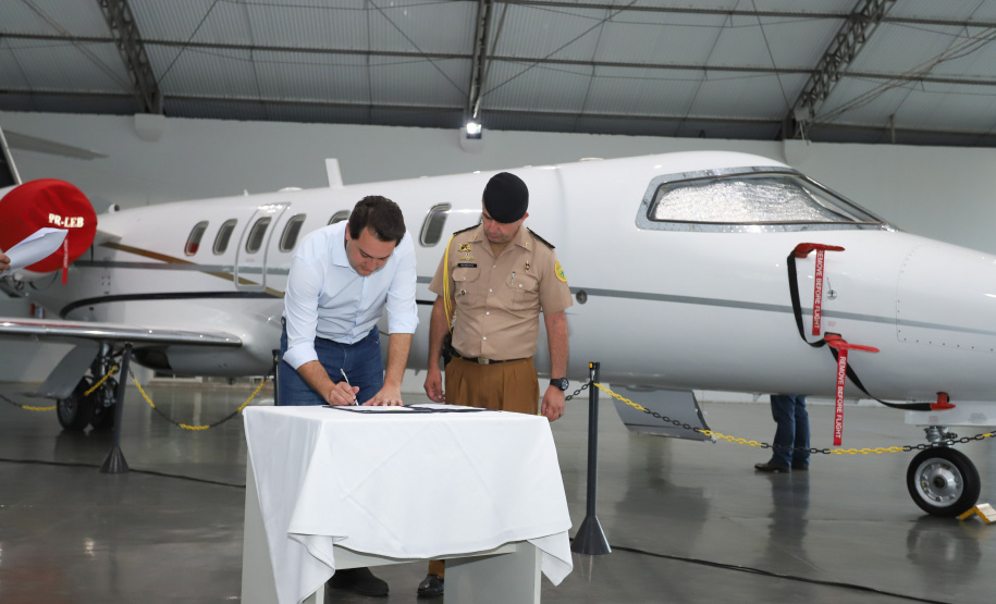 O governador Carlos Massa Ratinho Junior entregou nesta quinta-feira (17) a aeronave que ficava à disposição do poder executivo e ficava baseada em um hangar no Aeroporto do Bacacheri. O término do uso do avião vai gerar uma economia de R$ 4,5 milhões por ano aos cofres públicos.  -  Curitiba, 17/01/2019  -  Foto: Rodrigo Félix Leal