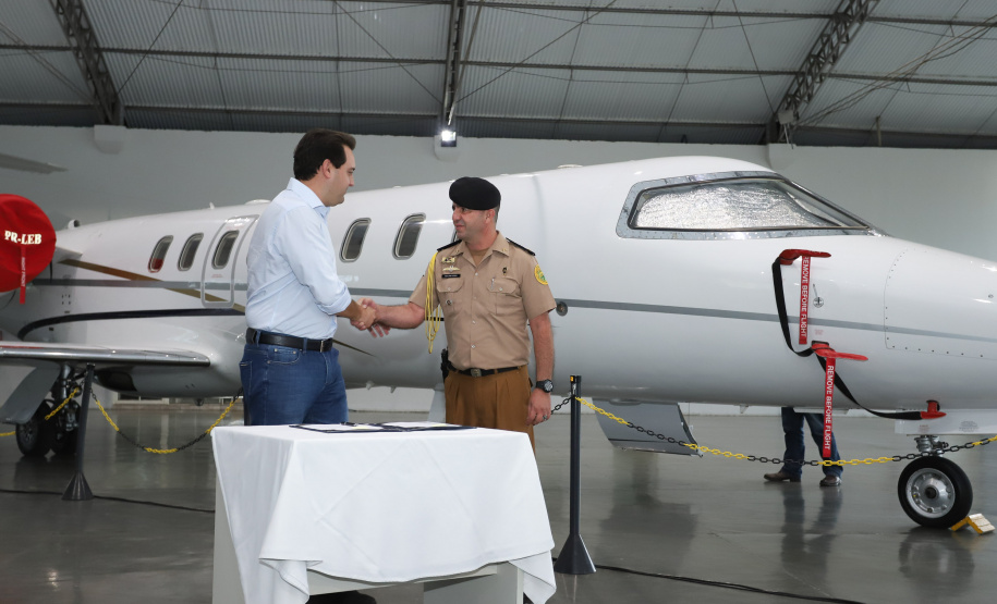 O governador Carlos Massa Ratinho Junior entregou nesta quinta-feira (17) a aeronave que ficava à disposição do poder executivo e ficava baseada em um hangar no Aeroporto do Bacacheri. O término do uso do avião vai gerar uma economia de R$ 4,5 milhões por ano aos cofres públicos.  -  Curitiba, 17/01/2019  -  Foto: Rodrigo Félix Leal