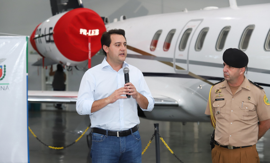 O governador Carlos Massa Ratinho Junior entregou nesta quinta-feira (17) a aeronave que ficava à disposição do poder executivo e ficava baseada em um hangar no Aeroporto do Bacacheri. O término do uso do avião vai gerar uma economia de R$ 4,5 milhões por ano aos cofres públicos.  -  Curitiba, 17/01/2019  -  Foto: Rodrigo Félix Leal