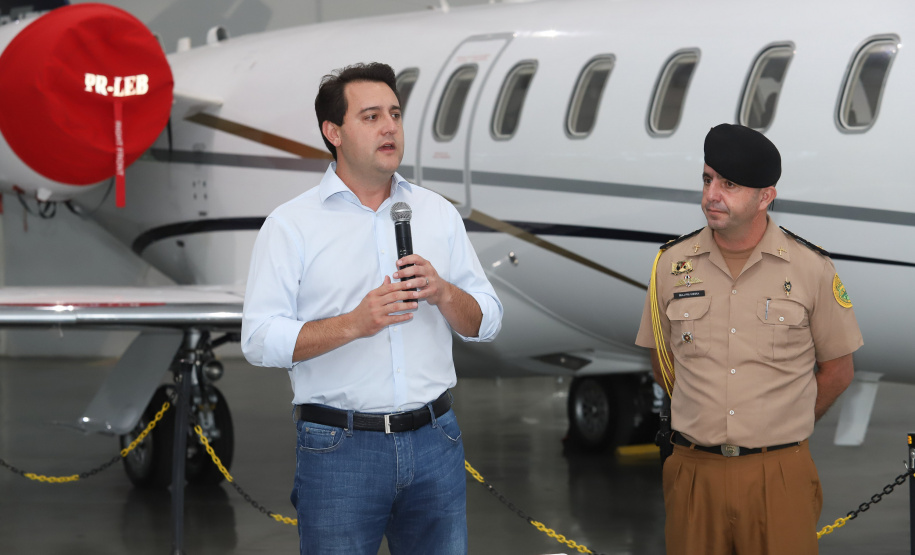 O governador Carlos Massa Ratinho Junior entregou nesta quinta-feira (17) a aeronave que ficava à disposição do poder executivo e ficava baseada em um hangar no Aeroporto do Bacacheri. O término do uso do avião vai gerar uma economia de R$ 4,5 milhões por ano aos cofres públicos.  -  Curitiba, 17/01/2019  -  Foto: Rodrigo Félix Leal
