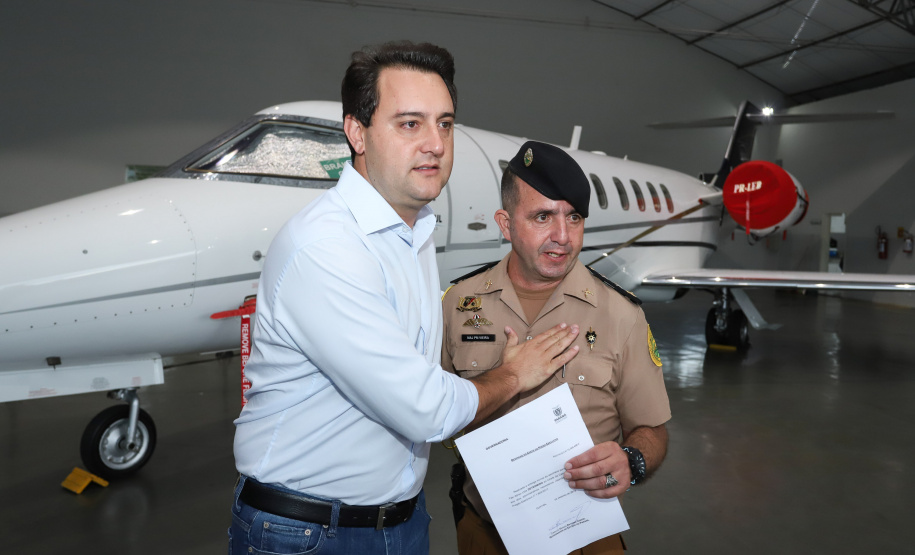 O governador Carlos Massa Ratinho Junior entregou nesta quinta-feira (17) a aeronave que ficava à disposição do poder executivo e ficava baseada em um hangar no Aeroporto do Bacacheri. O término do uso do avião vai gerar uma economia de R$ 4,5 milhões por ano aos cofres públicos.  -  Curitiba, 17/01/2019  -  Foto: Rodrigo Félix Leal