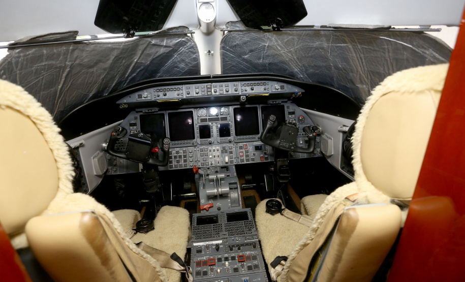 O governador Carlos Massa Ratinho Junior entregou nesta quinta-feira (17) a aeronave que ficava à disposição do poder executivo e ficava baseada em um hangar no Aeroporto do Bacacheri. O término do uso do avião vai gerar uma economia de R$ 4,5 milhões por ano aos cofres públicos.  -  Curitiba, 17/01/2019  -  Foto: Jaelson Lucas/ANPr