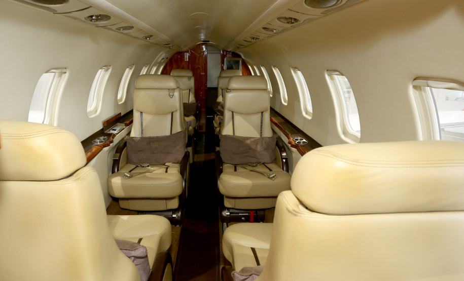 O governador Carlos Massa Ratinho Junior entregou nesta quinta-feira (17) a aeronave que ficava à disposição do poder executivo e ficava baseada em um hangar no Aeroporto do Bacacheri. O término do uso do avião vai gerar uma economia de R$ 4,5 milhões por ano aos cofres públicos.  -  Curitiba, 17/01/2019  -  Foto: Jaelson Lucas/ANPr