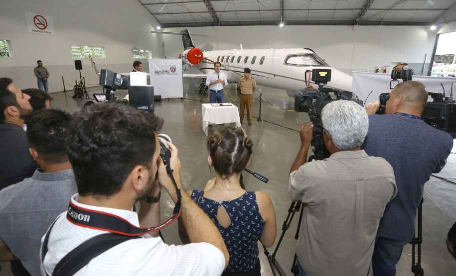 O governador Carlos Massa Ratinho Junior entregou nesta quinta-feira (17) a aeronave que ficava à disposição do poder executivo e ficava baseada em um hangar no Aeroporto do Bacacheri. O término do uso do avião vai gerar uma economia de R$ 4,5 milhões por ano aos cofres públicos.  -  Curitiba, 17/01/2019  -  Foto: Jaelson Lucas/ANPr