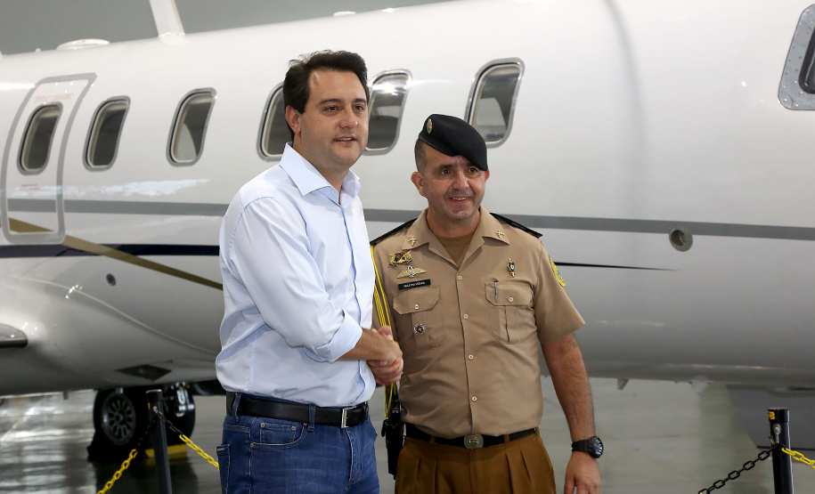 O governador Carlos Massa Ratinho Junior entregou nesta quinta-feira (17) a aeronave que ficava à disposição do poder executivo e ficava baseada em um hangar no Aeroporto do Bacacheri. O término do uso do avião vai gerar uma economia de R$ 4,5 milhões por ano aos cofres públicos.  -  Curitiba, 17/01/2019  -  Foto: Jaelson Lucas/ANPr