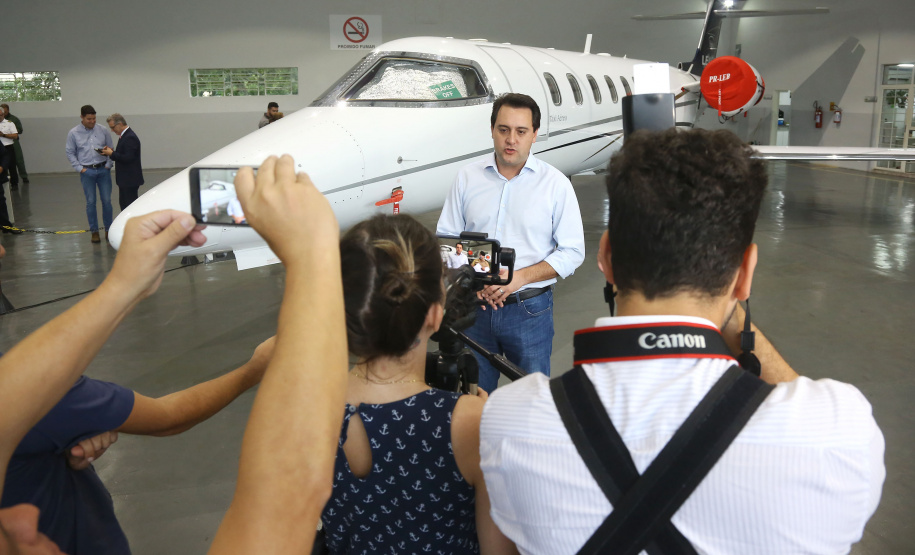 O governador Carlos Massa Ratinho Junior entregou nesta quinta-feira (17) a aeronave que ficava à disposição do poder executivo e ficava baseada em um hangar no Aeroporto do Bacacheri. O término do uso do avião vai gerar uma economia de R$ 4,5 milhões por ano aos cofres públicos.  -  Curitiba, 17/01/2019  -  Foto: Jaelson Lucas/ANPr
