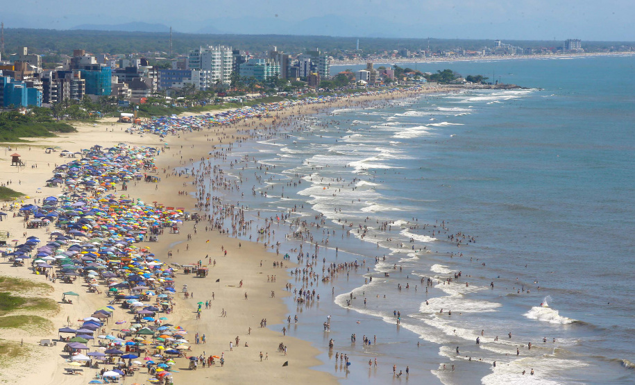 O quinto boletim de balneabilidade desta temporada, divulgado pelo Instituto Ambiental do Paraná (IAP) nesta sexta-feira (18), mostra um novo ponto impróprio para banho no Litoral. Além da Ponta da Pita, em Antonina, que já vem apresentando concentração de esgoto clandestino, um outro ponto que não está recomendado para banho, de acordo com as análises desta semana, fica na Praia Brava de Caiobá, na altura da Rua Alvorada. As chuvas podem tem causado a alteração. - Foto: Jaelson Lucas/ANPr