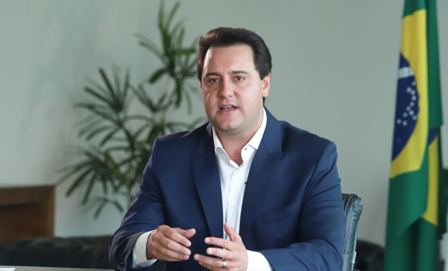 O governador Carlos Massa Ratinho Junior disse nesta sexta-feira (18), em entrevista à GloboNews, que vai estruturar a segurança pública do Paraná com maior presença de policiais e integração das polícias. "Segurança pública se faz de duas maneiras: com presença física e tecnologia. Vamos aliar as duas", afirmou. - Curitiba, 18/01/2019 - Foto: Rodrigo Félix Leal