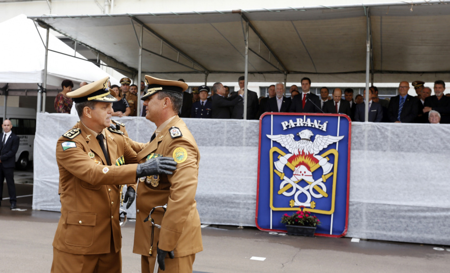 O governador Carlos Massa Ratinho Junior participa da solenidade de troca de comando do Corpo de Bombeiros do Paraná. O coronel Samuel Prestes assume o comando, em substituição ao coronel Antônio Carlos de Morais, que ocupava interinamente o cargo.  -  Curitiba, 21/01/2019  -  Foto: Arnaldo Alves/ANPr