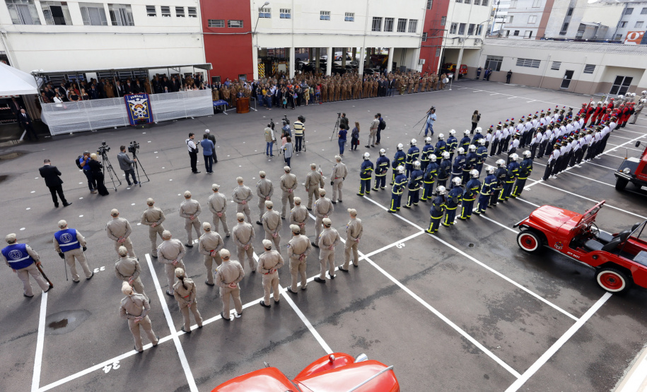 O governador Carlos Massa Ratinho Junior participa da solenidade de troca de comando do Corpo de Bombeiros do Paraná. O coronel Samuel Prestes assume o comando, em substituição ao coronel Antônio Carlos de Morais, que ocupava interinamente o cargo.  -  Curitiba, 21/01/2019  -  Foto: Arnaldo Alves/ANPr