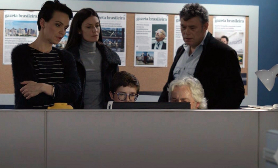 Estreia nesta segunda-feira (21), às 23h45, a série Contracapa, uma produção paranaense da GP7, que será transmitida semanalmente pela TV Brasil e E-Paraná. O seriado, com13 episódios de 52 minutos cada, conta a história de uma equipe de jornalistas que enfrenta situações de perigo ao investigar um grande esquema de corrupção no Brasil.  -  Curitiba, 21/01/2019  -  Foto: Divulgação E-Paraná