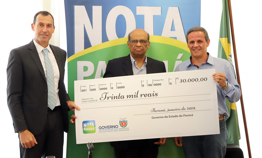 O secretário da Fazenda, Renê Garcia Júnior, entregou nesta segunda-feira (21) os três principais prêmios do 38º sorteio do Nota Paraná, que aconteceu no último dia 10 de janeiro