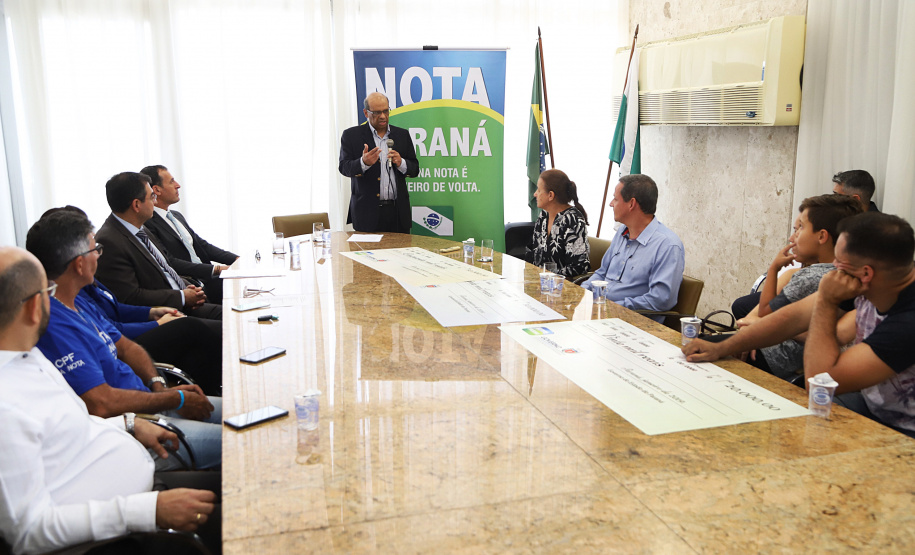 O secretário da Fazenda, Renê Garcia Júnior, entregou nesta segunda-feira (21) os três principais prêmios do 38º sorteio do Nota Paraná, que aconteceu no último dia 10 de janeiro. Uma moradora de Londrina, uma instituição, também de Londrina, e uma moradora de Colombo, na Região Metropolitana de Curitiba, foram os ganhadores dos prêmios de R$ 50 mil, R$ 30 mil e R$ 20 mil, respectivamente. - Curitiba, 21/01/2018 - Foto: José Fernando Ogura/ANPr