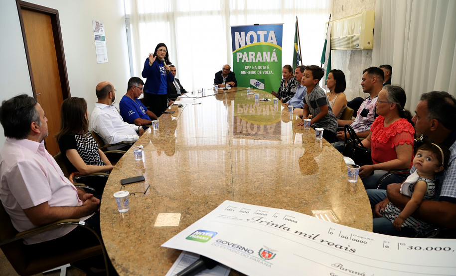 O secretário da Fazenda, Renê Garcia Júnior, entregou nesta segunda-feira (21) os três principais prêmios do 38º sorteio do Nota Paraná, que aconteceu no último dia 10 de janeiro. Uma moradora de Londrina, uma instituição, também de Londrina, e uma moradora de Colombo, na Região Metropolitana de Curitiba, foram os ganhadores dos prêmios de R$ 50 mil, R$ 30 mil e R$ 20 mil, respectivamente. - Curitiba, 21/01/2018 - Foto: José Fernando Ogura/ANPr