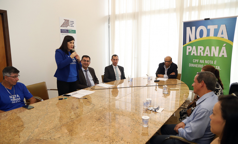 O secretário da Fazenda, Renê Garcia Júnior, entregou nesta segunda-feira (21) os três principais prêmios do 38º sorteio do Nota Paraná, que aconteceu no último dia 10 de janeiro. Uma moradora de Londrina, uma instituição, também de Londrina, e uma moradora de Colombo, na Região Metropolitana de Curitiba, foram os ganhadores dos prêmios de R$ 50 mil, R$ 30 mil e R$ 20 mil, respectivamente. - Curitiba, 21/01/2018 - Foto: José Fernando Ogura/ANPr