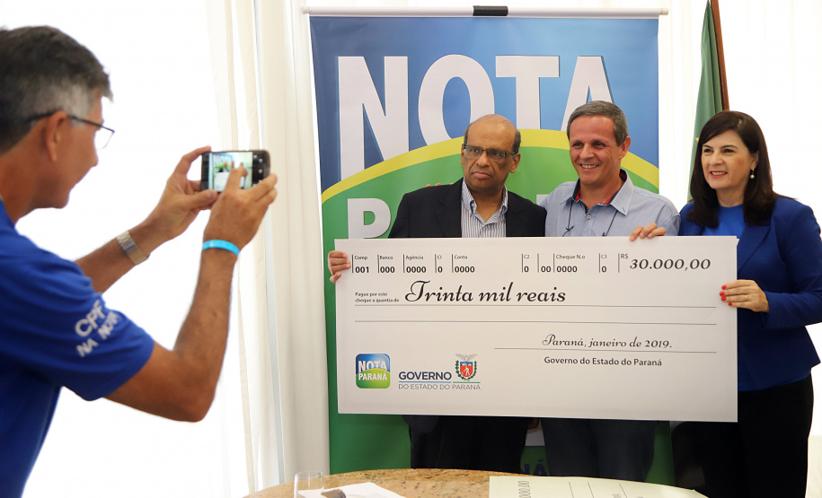 O secretário da Fazenda, Renê Garcia Júnior, entregou nesta segunda-feira (21) os três principais prêmios do 38º sorteio do Nota Paraná, que aconteceu no último dia 10 de janeiro