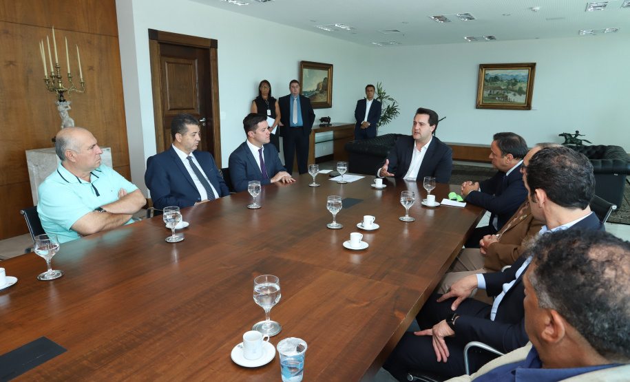 O governador Carlos Massa Ratinho Junior se reuniu nesta segunda-feira (21) com deputados estaduais e confirmou sua disposição ao trabalho conjunto com a Assembleia Legislativa.  -  Curitiba, 21/01/2019  -  Foto: Rodrigo Félix Leal