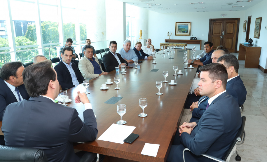 O governador Carlos Massa Ratinho Junior se reuniu nesta segunda-feira (21) com deputados estaduais e confirmou sua disposição ao trabalho conjunto com a Assembleia Legislativa.  -  Curitiba, 21/01/2019  -  Foto: Rodrigo Félix Leal