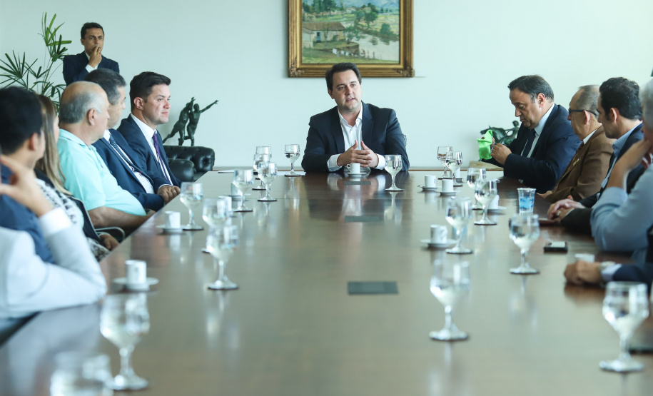 O governador Carlos Massa Ratinho Junior se reuniu nesta segunda-feira (21) com deputados estaduais e confirmou sua disposição ao trabalho conjunto com a Assembleia Legislativa.  -  Curitiba, 21/01/2019  -  Foto: Rodrigo Félix Leal