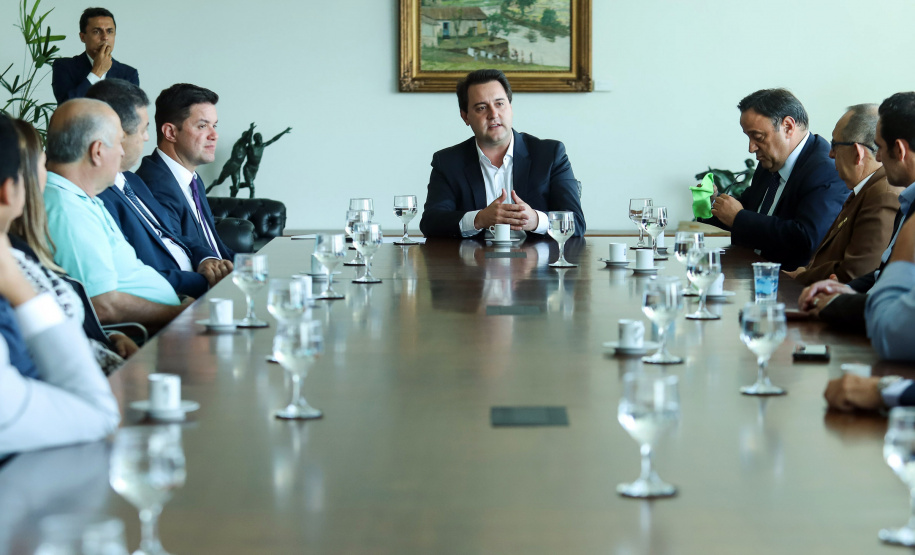 O governador Carlos Massa Ratinho Junior se reuniu nesta segunda-feira (21) com deputados estaduais e confirmou sua disposição ao trabalho conjunto com a Assembleia Legislativa.  -  Curitiba, 21/01/2019  -  Foto: Rodrigo Félix Leal