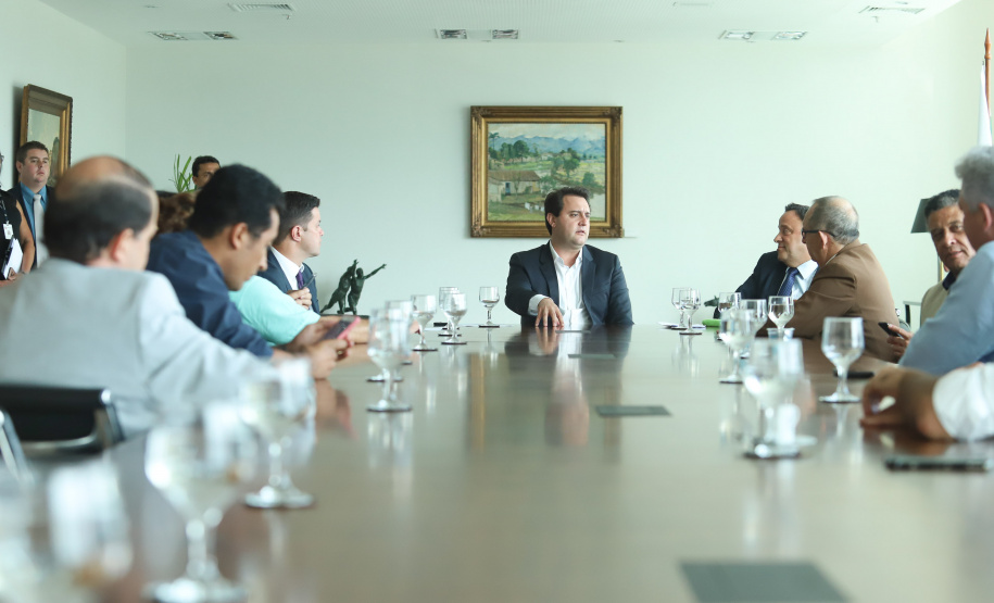 O governador Carlos Massa Ratinho Junior se reuniu nesta segunda-feira (21) com deputados estaduais e confirmou sua disposição ao trabalho conjunto com a Assembleia Legislativa.  -  Curitiba, 21/01/2019  -  Foto: Rodrigo Félix Leal
