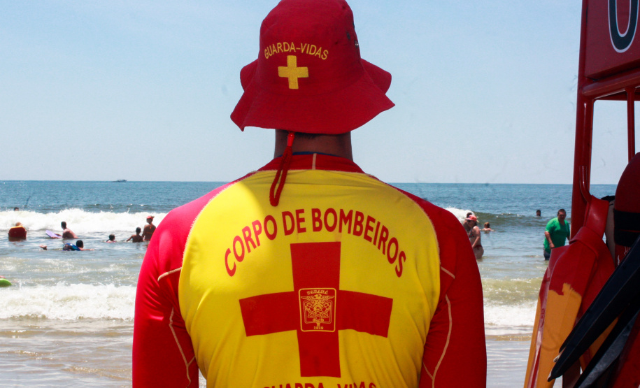 17-01-2019 Operação Verão 2018/2019 - Guaratuba- Secretario General Carbonel. Mais de 70 mil orientações e advertências foram feitas pelos guarda-vidas do Corpo de Bombeiros no litoral do Paraná nos primeiros 30 dias de operação Verão Paraná 2018/2019, nos 89 postos de atendimento distribuídos nas praias da Costa Leste. - Matinhos, 22/01/2019 - Foto: Soldado André Gonçalves