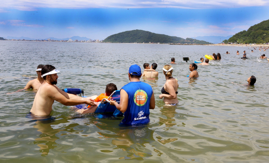 Cadeiras anfíbias permitiram banho seguro para 219 pessoas - Foto:Jaelson Lucas / ANPr