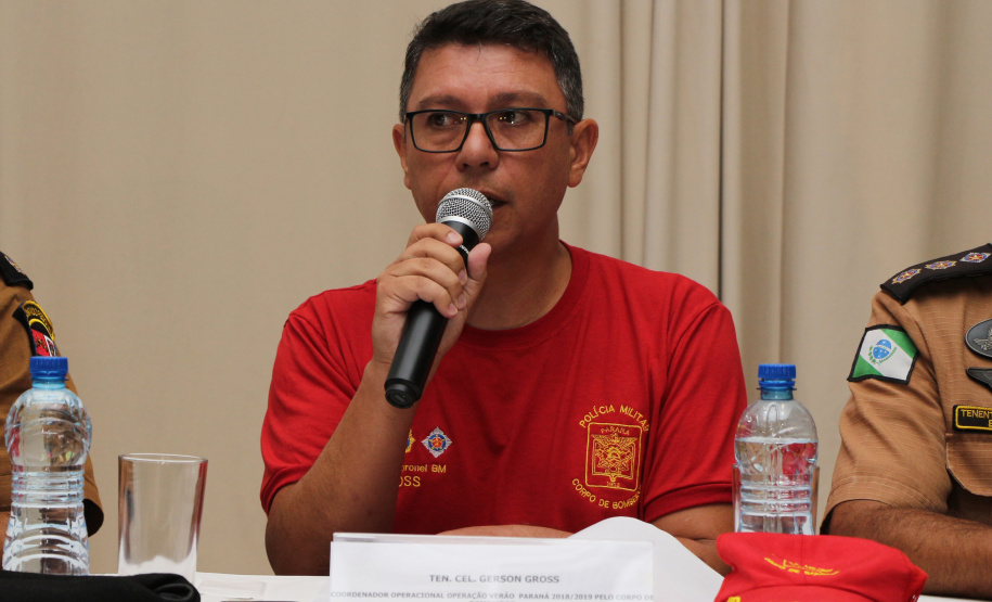 A temporada de verão no Paraná fechou os primeiros 30 dias e os serviços do Governo do Estado foram marcantes ao proporcionarem mais segurança, alternativas de lazer e serviços gratuitos ao veranista. Na foto, ten. coronel Gerson Gross, do Corpo de Bombeiros. - Litoral do Paraná, Operação Verão, 22/01/2019 - Foto: Divulgação PMPR