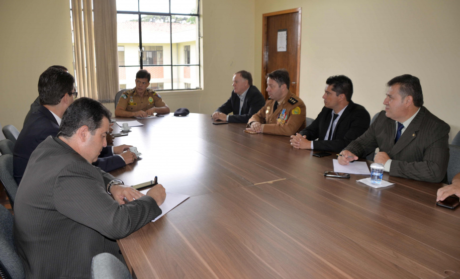 Diretoria-geral do Departamento de Trânsito do Paraná (Detran-PR) reuniu-se nesta terça-feira (22) com representantes da Polícia Rodoviária Federal e da Polícia Militar do Paraná, na Academia Policial Militar do Guatupê, em São José dos Pinhais. Foto: Pamella Rosa/Detran