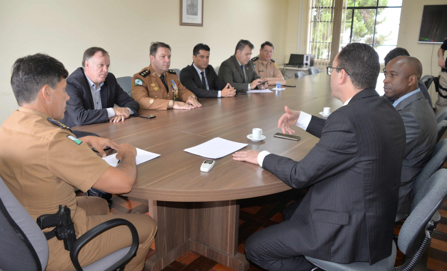 Diretoria-geral do Departamento de Trânsito do Paraná (Detran-PR) reuniu-se nesta terça-feira (22) com representantes da Polícia Rodoviária Federal e da Polícia Militar do Paraná, na Academia Policial Militar do Guatupê, em São José dos Pinhais. Foto: Pamella Rosa/Detran