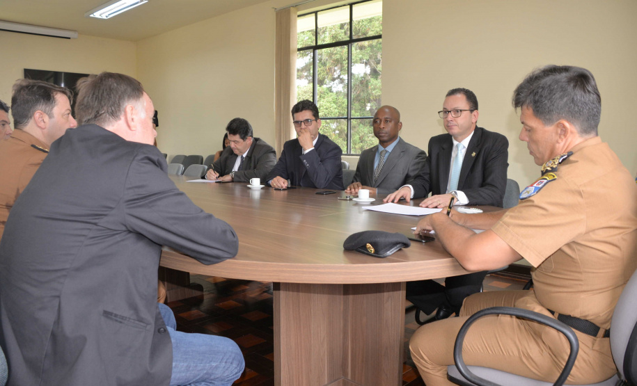 Diretoria-geral do Departamento de Trânsito do Paraná (Detran-PR) reuniu-se nesta terça-feira (22) com representantes da Polícia Rodoviária Federal e da Polícia Militar do Paraná, na Academia Policial Militar do Guatupê, em São José dos Pinhais. Foto: Pamella Rosa/Detran