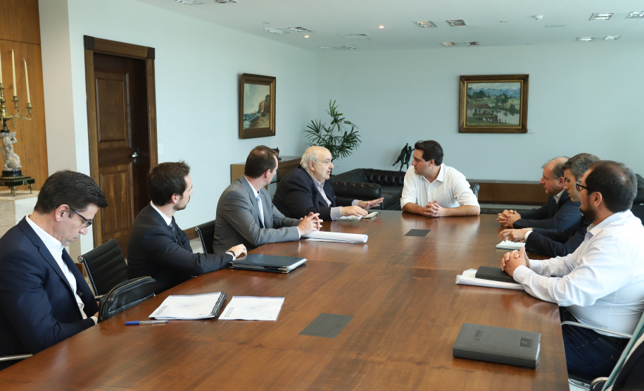 O Governo do Estado e a Prefeitura de Curitiba vão estudar em conjunto novas soluções de mobilidade que possam contribuir para tornar o transporte coletivo na capital e região mais eficiente e atrativo aos usuários. A decisão foi tomada durante reunião do governador Carlos Massa Ratinho Junior e o prefeito Rafael Greca nesta terça-feira (22/01), no Palácio Iguaçu. Foto: Rodrigo Felix Leal/ANPr