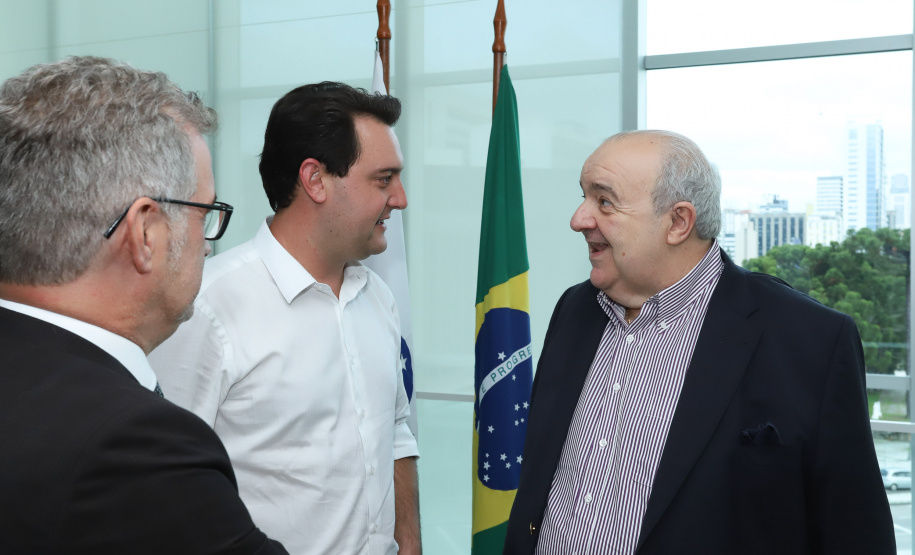 O Governo do Estado e a Prefeitura de Curitiba vão estudar em conjunto novas soluções de mobilidade que possam contribuir para tornar o transporte coletivo na capital e região mais eficiente e atrativo aos usuários. A decisão foi tomada durante reunião do governador Carlos Massa Ratinho Junior e o prefeito Rafael Greca nesta terça-feira (22/01), no Palácio Iguaçu. Foto: Rodrigo Felix Leal/ANPr