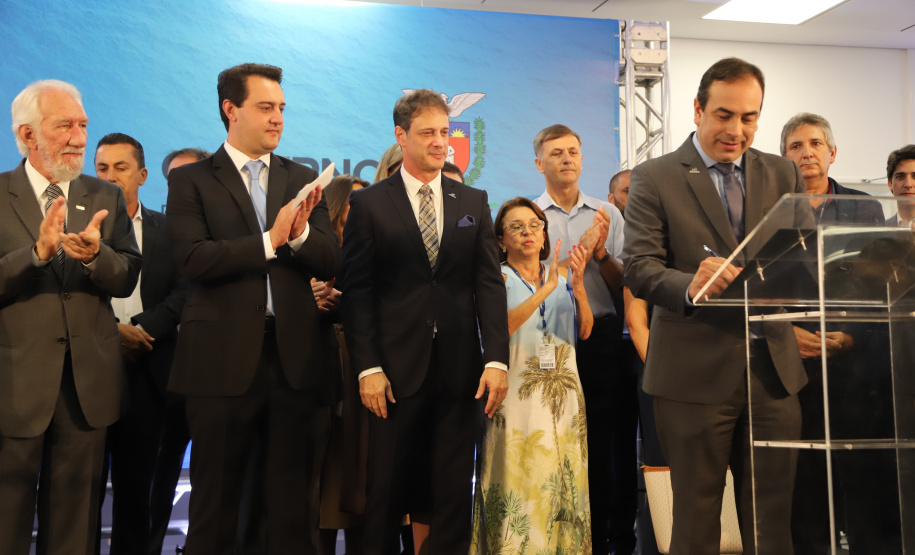 O governador Carlos Massa Ratinho Junior afirmou nesta quarta-feira (23), na solenidade de comemoração pelos 56 anos da Sanepar e de posse da nova diretoria, que a missão da empresa é avançar em oferta de água e sistema de esgoto, chegando a localidades que ainda não contam com estes serviços.Foto: José Fernando Ogura/ANPr