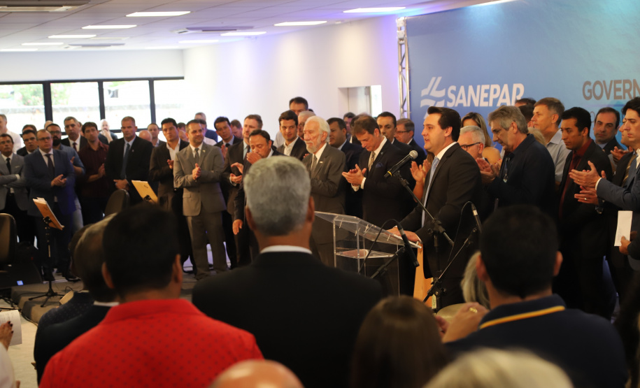 O governador Carlos Massa Ratinho Junior afirmou nesta quarta-feira (23), na solenidade de comemoração pelos 56 anos da Sanepar e de posse da nova diretoria, que a missão da empresa é avançar em oferta de água e sistema de esgoto, chegando a localidades que ainda não contam com estes serviços.Foto: José Fernando Ogura/ANPr