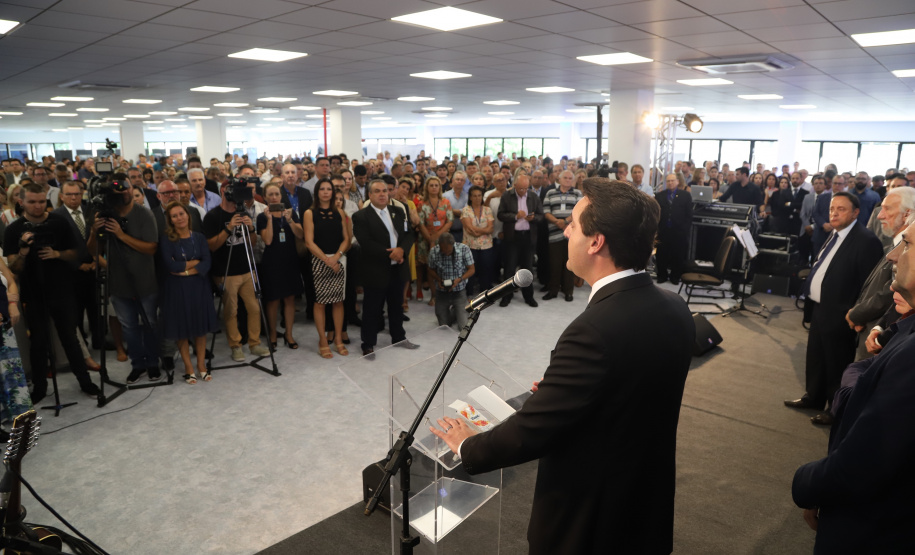 O governador Carlos Massa Ratinho Junior afirmou nesta quarta-feira (23), na solenidade de comemoração pelos 56 anos da Sanepar e de posse da nova diretoria, que a missão da empresa é avançar em oferta de água e sistema de esgoto, chegando a localidades que ainda não contam com estes serviços.Foto: José Fernando Ogura/ANPr