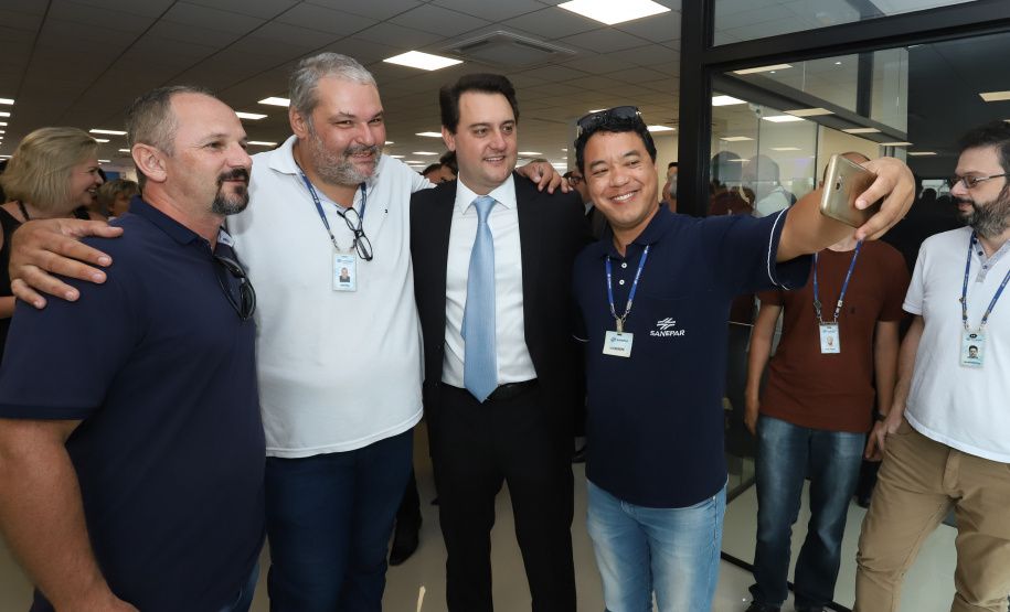 O governador Carlos Massa Ratinho Junior afirmou nesta quarta-feira (23), na solenidade de comemoração pelos 56 anos da Sanepar e de posse da nova diretoria, que a missão da empresa é avançar em oferta de água e sistema de esgoto, chegando a localidades que ainda não contam com estes serviços.Foto: Rodrigo Felix Leal/ANPr