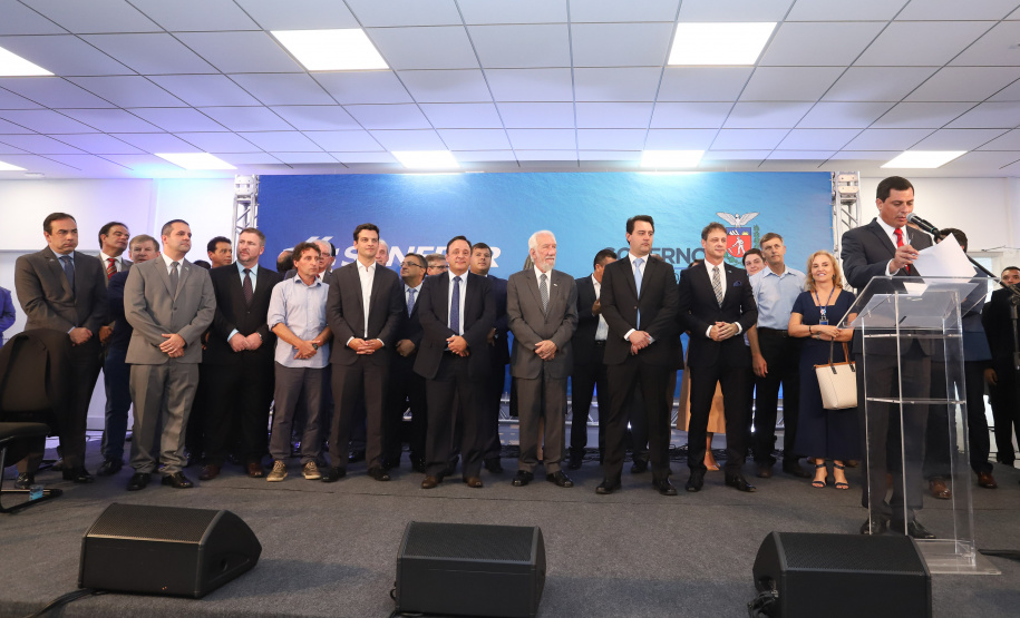 O governador Carlos Massa Ratinho Junior afirmou nesta quarta-feira (23), na solenidade de comemoração pelos 56 anos da Sanepar e de posse da nova diretoria, que a missão da empresa é avançar em oferta de água e sistema de esgoto, chegando a localidades que ainda não contam com estes serviços.Foto: Rodrigo Felix Leal/ANPr