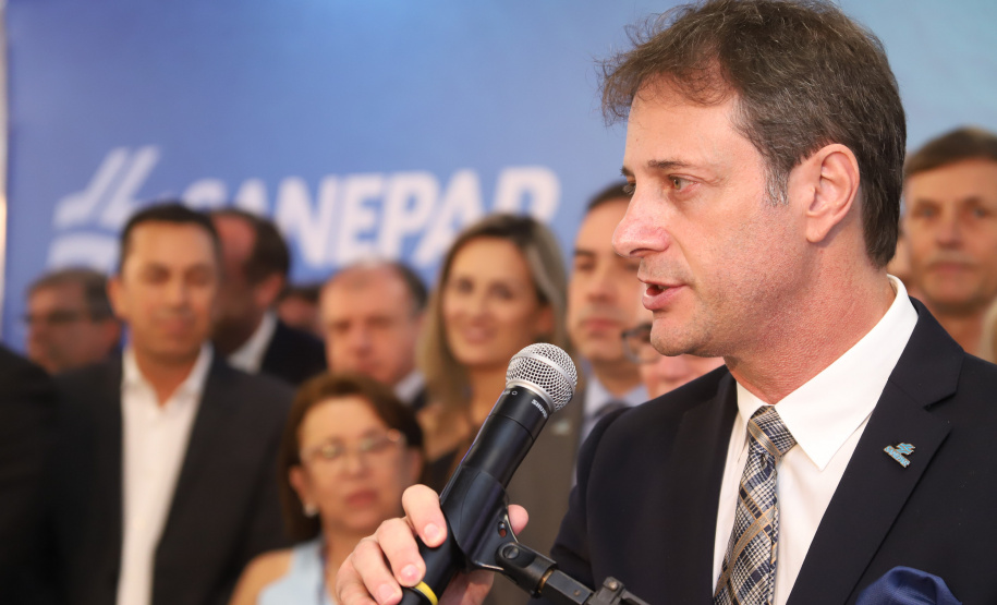 O governador Carlos Massa Ratinho Junior afirmou nesta quarta-feira (23), na solenidade de comemoração pelos 56 anos da Sanepar e de posse da nova diretoria, que a missão da empresa é avançar em oferta de água e sistema de esgoto, chegando a localidades que ainda não contam com estes serviços.Foto: Rodrigo Felix Leal/ANPr