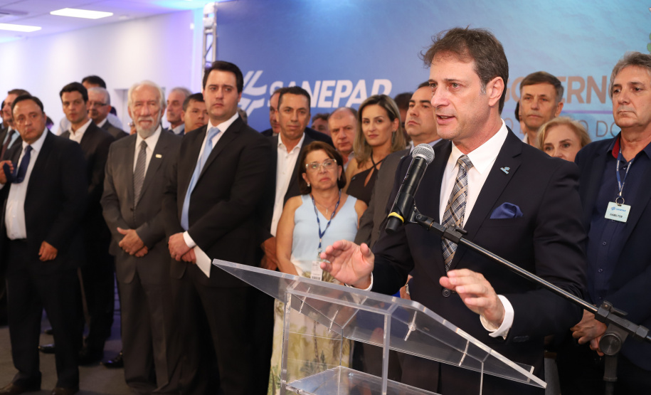 O governador Carlos Massa Ratinho Junior afirmou nesta quarta-feira (23), na solenidade de comemoração pelos 56 anos da Sanepar e de posse da nova diretoria, que a missão da empresa é avançar em oferta de água e sistema de esgoto, chegando a localidades que ainda não contam com estes serviços.Foto: Rodrigo Felix Leal/ANPr